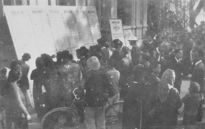 选民了解参加竞选国会代表的候选人个人简历。图自越通社