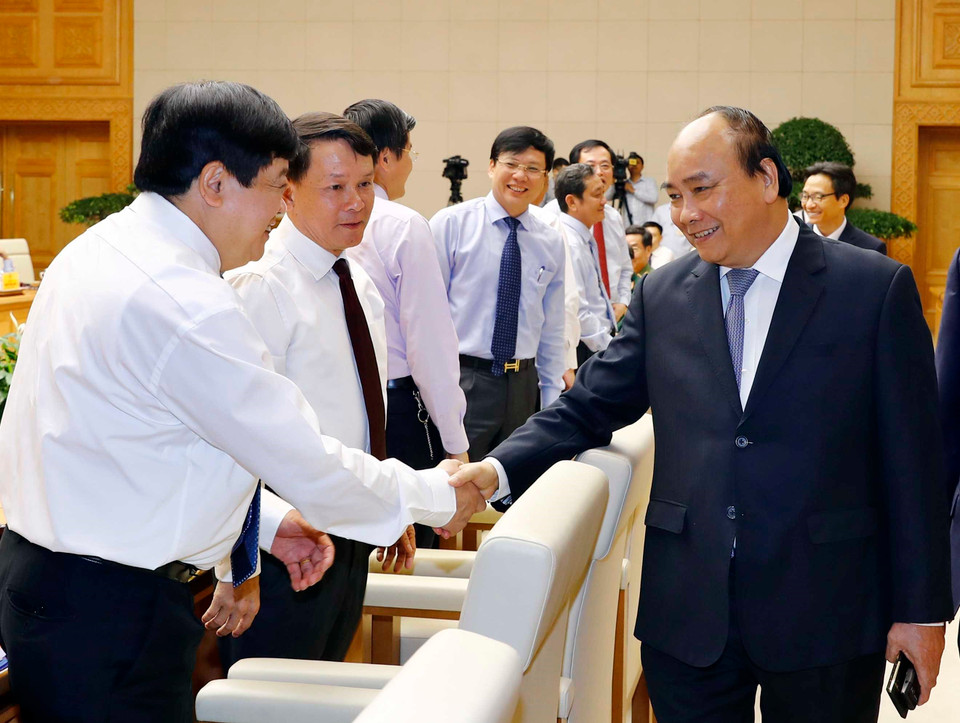 越南政府总理阮春福与越南之声广播电台台长阮世纪亲切握手。越通社记者 统一 摄