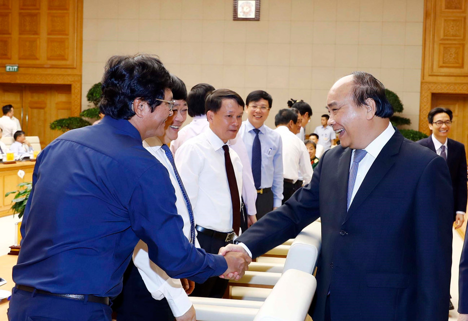 越南政府总理阮春福与越南电视台台长陈平明亲切握手。越通社记者 统一 摄