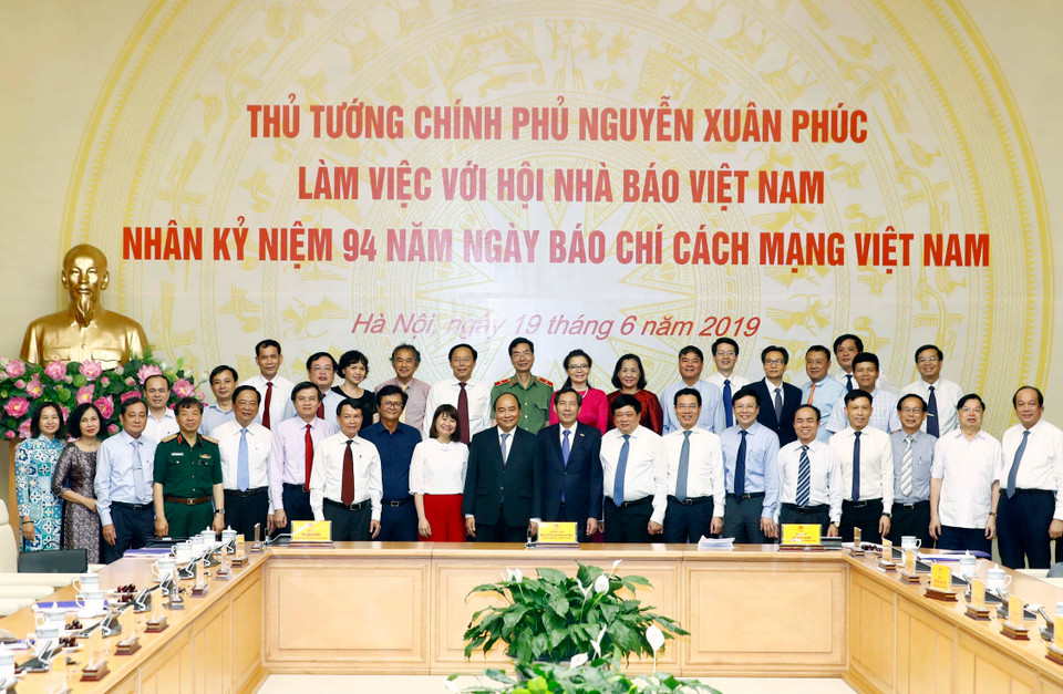  越南政府总理阮春福同与会代表合影。越通社记者 统一 摄