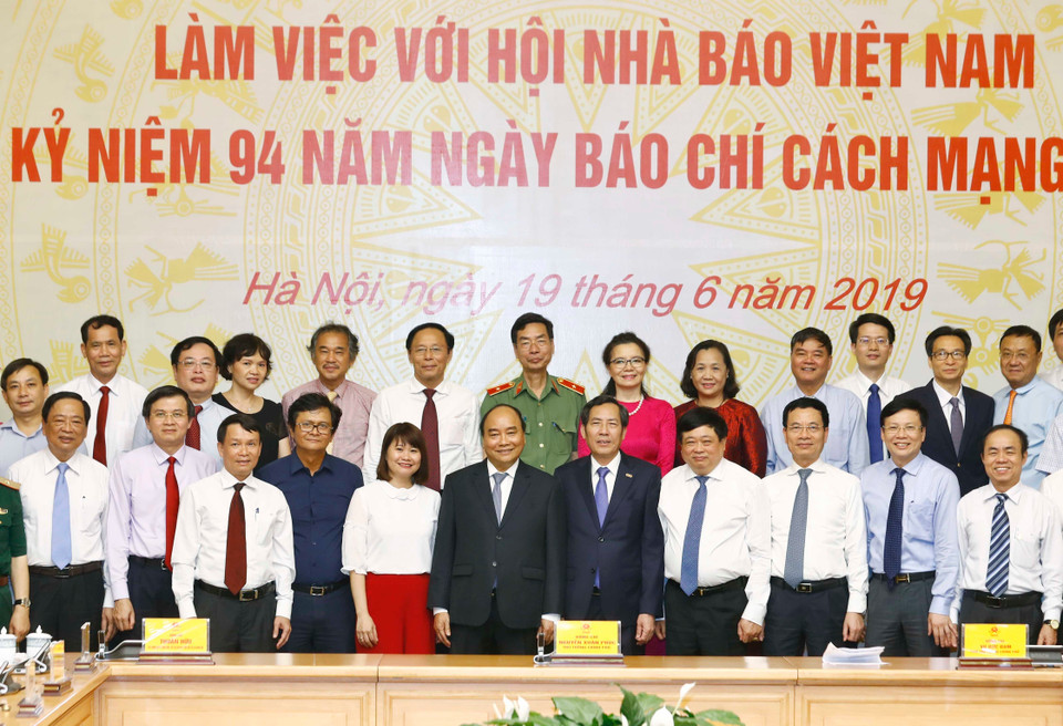 越南政府总理阮春福同与会代表合影。越通社记者 统一 摄