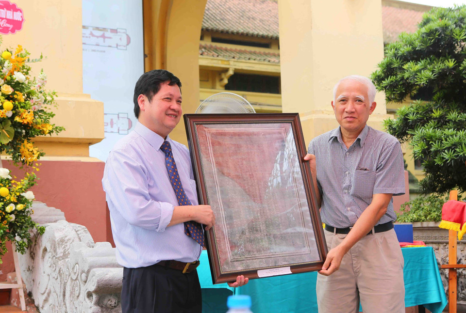  黎忠福先生（右）向国家历史博物馆赠送一些文物。越通社记者成达 摄