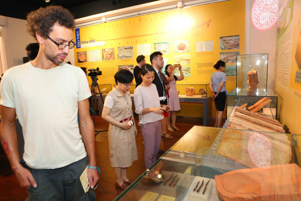 “大越历届国号与都城”专题展向市民及参观者介绍100件宝贵文物。越通社记者成达 摄