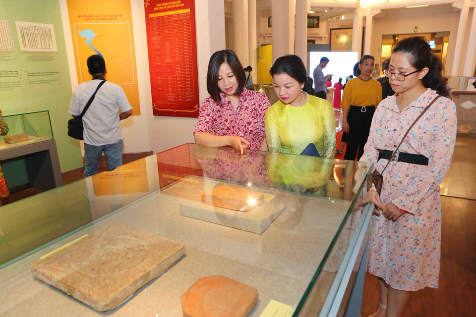“大越历届国号与都城”专题展向市民及参观者介绍100件宝贵文物。越通社记者成达 摄