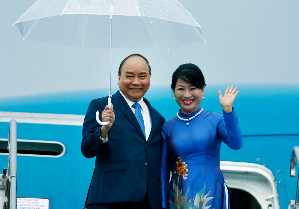  越南政府总理阮春福和夫人一行抵达日本大阪府关西国际机场，开始应日本首相安倍晋三的邀请于6月27日至7月1日赴日本出席二十国集团峰会并对日本进行访问。越通社记者 统一 摄