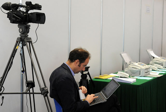 一名外国记者正在完成他的工作。