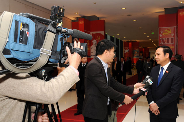 一名记者在新闻中心进行采访。