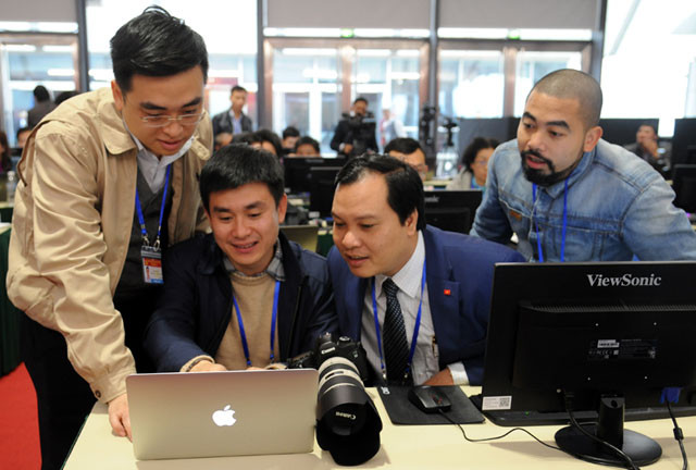 记者们互相分享经验。