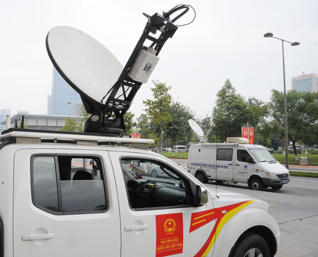 新闻媒体机构的记者努力做好现场报道工作，以最快的速度向人民提供有关越共十二大的消息。