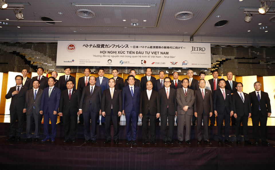 阮春福总理和出席越日投资促进会代表合影。（图片来源：越通社）