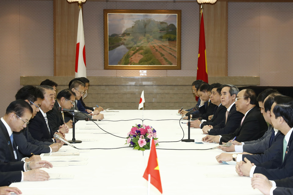 阮春福总理会见日本众议院议长大岛理森。（图片来源：越通社）