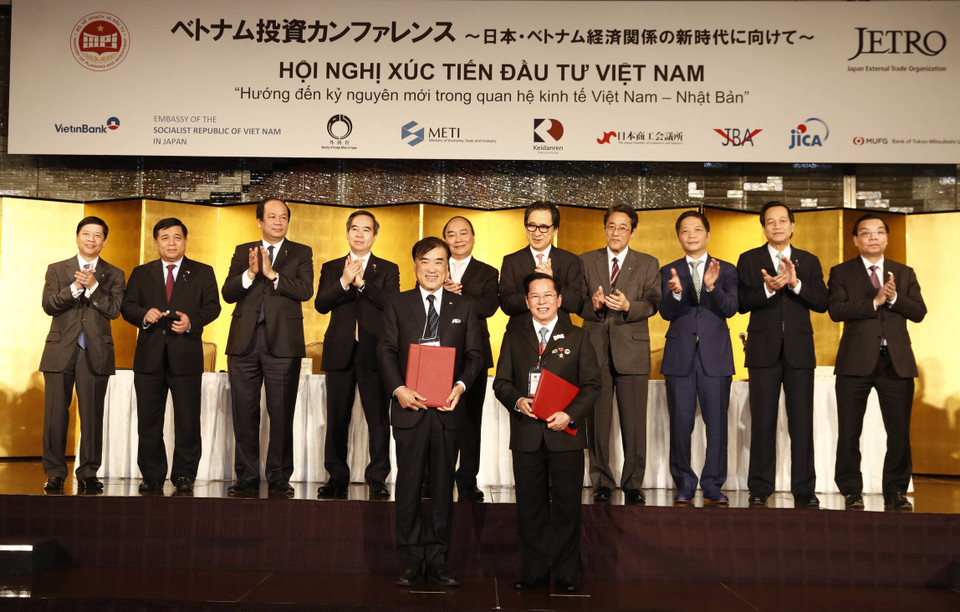 阮春福总理出席越南与日本各合作文件签字仪式。（图片来源：越通社）