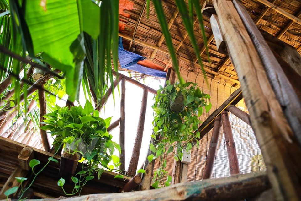 店内装饰物品全部采用纯实木制作,有亲近自然之感。（图片来源：越通社）