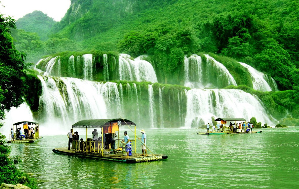 游客乘游船游览板约瀑布风景（图片来源：越通社）