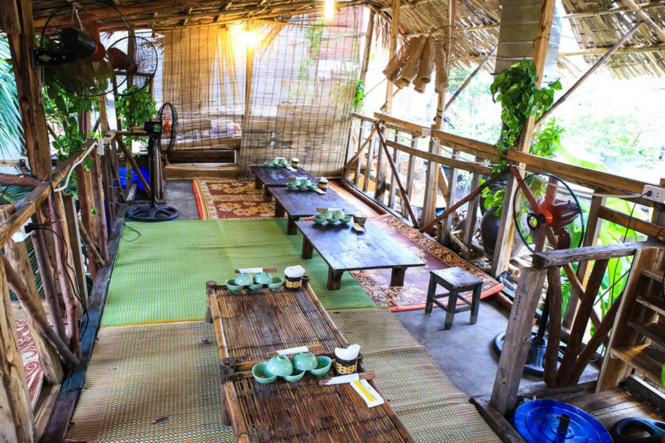 竹制桌子与特征空间给食客留下深刻印象。（图片来源：越通社）