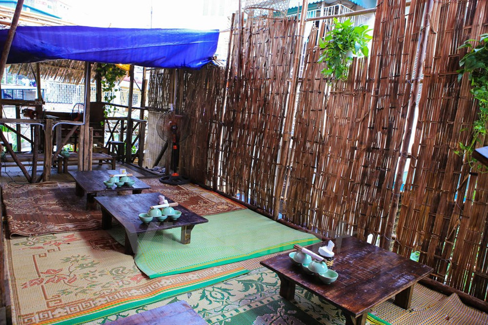 竹制桌子与特征空间给食客留下深刻印象。（图片来源：越通社）