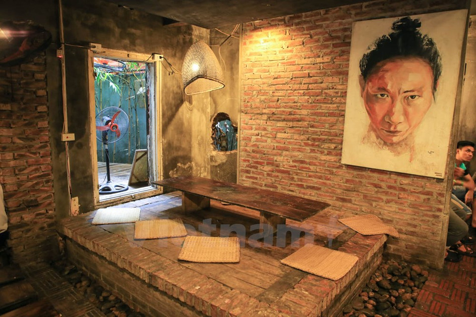 饭店里的布置让食客感觉就像生活在上世纪的岁月。（图片来源：越通社）