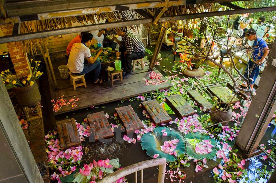 以越南北部乡村为主题，店主给饭店起一个非常朴素的名字—“水池店”。饭店里面搭有一个放满莲花瓣的小水池。来到这里，食客们将能感受到充满乡村自然纯朴的气息。（图片来源：越通社）