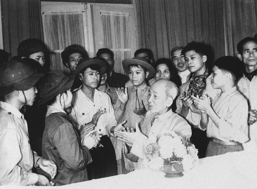 1969年2月13日，胡伯伯与南部勇士儿童合影。图自越通社资料