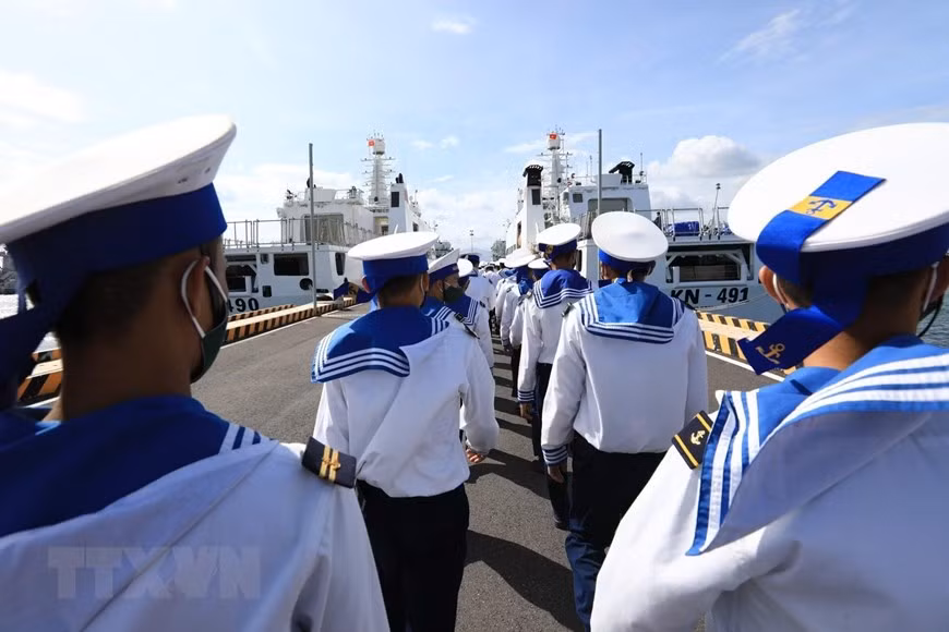 海军战士干部登船赴长沙岛县执行任务。（越通社记者/成达）
