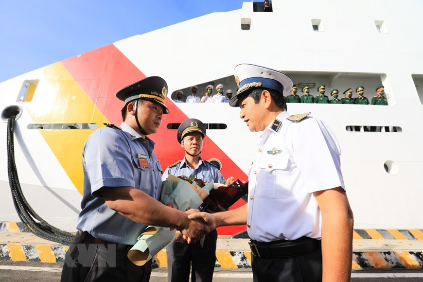 第四军区政委、海军上将吴文顺鼓励工作团干部战士完成任务。（越通社记者/成达）