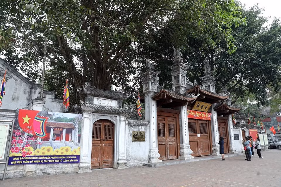 虽然已经关门，但在金莲寺外面仍有人前来参拜。越通社记者范俊英 摄