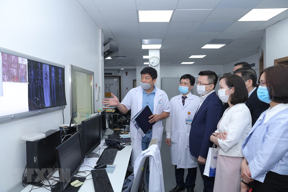值此2·27越南医师节之际，越共中央委员、越通社副社长黎国明探访了Xanh Pon 医院高科技中心。图自越通社