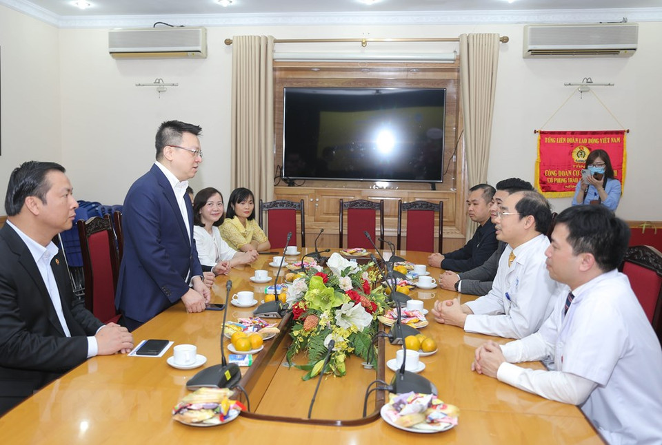 越共中央委员、越通社副社长黎国明在见面会上发表讲话。图自越通社