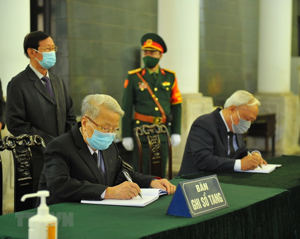 原国家主席陈德梁、国会副主席汪周刘在吊唁簿上留言。越通社记者文叠 摄