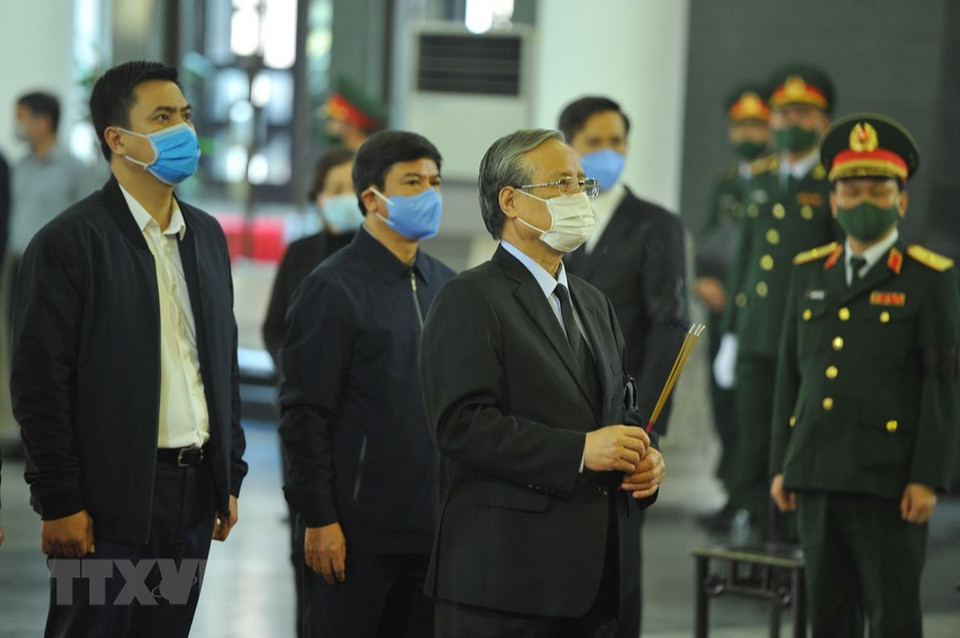 原书记处常务书记陈国旺前来吊唁原政府副总理张永仲。越通社记者文叠 摄