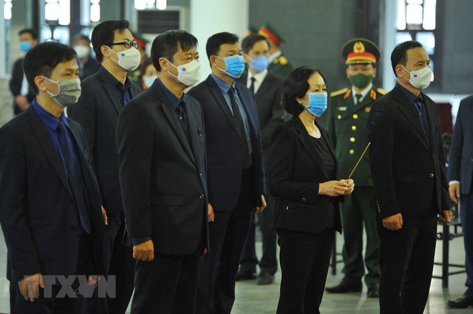 由越共中央政治局委员、中央民运部部长张氏梅为团长的中央民运部代表团前来吊唁。越通社记者文叠 摄