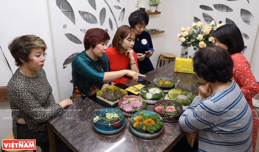 菊花、玫瑰、柚子花、向日葵等春季花卉就是艺人的创作灵感。图自越南画报