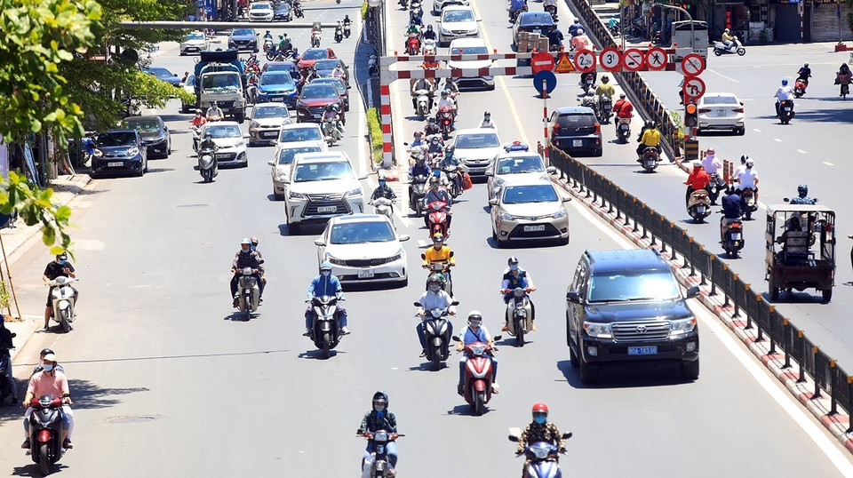 炎热的天气会导致身体的水分不足，很容易导致晒伤、抽筋、昏厥、中暑等问题，其中最危险的是热休克。图片来源：越通社