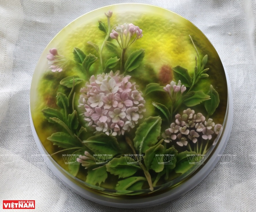 晶莹剔透的3D果冻花作品非常受到消费者的青睐。图自越南画报