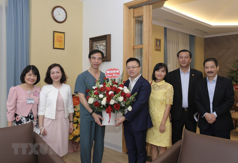 值此2·27越南医师节之际，越共中央委员、越通社副社长黎国明向白梅医院领导送花祝贺。图自越通社