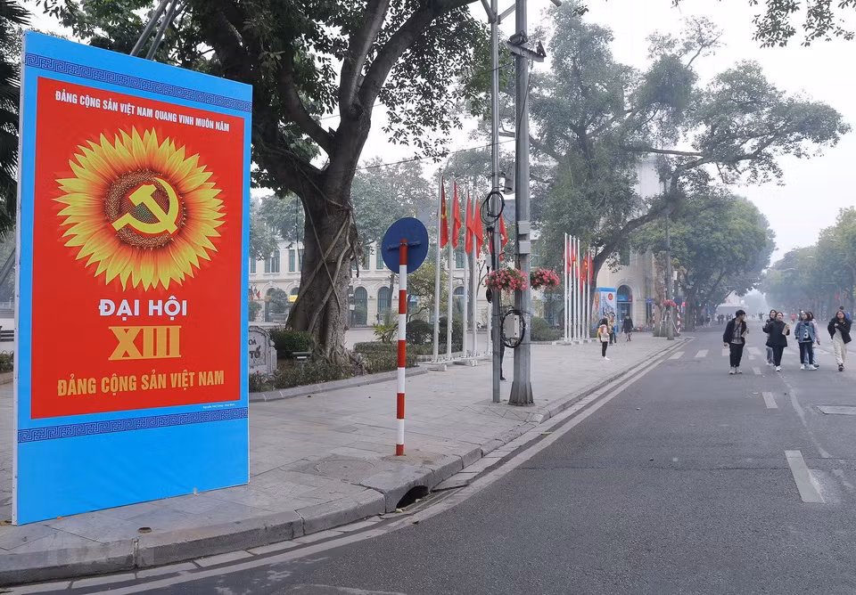 李太祖花园前的喜迎越南共产党第十三次全国人民代表大会的海报。图自越通社