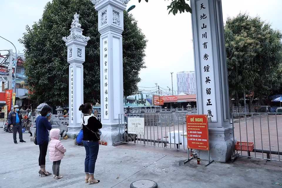 虽然已经在门前贴关门通告，但在河东郡罗溪寺庙外面仍有人来参拜。越通社记者范俊英 摄