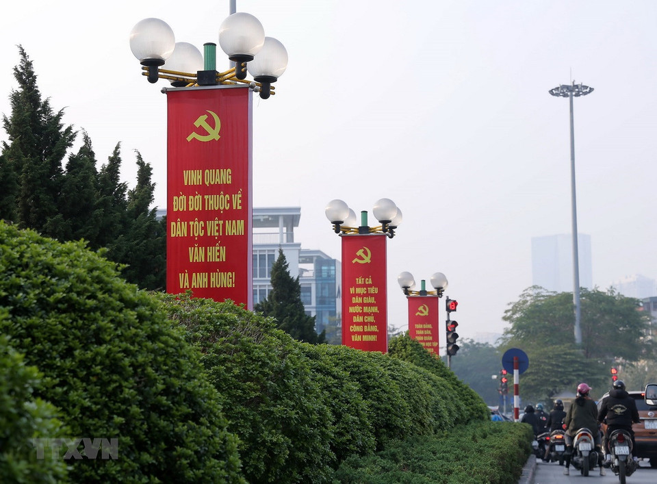 喜迎越南共产党第十三次全国人民代表大会的海报挂满大街小巷。图自越通社