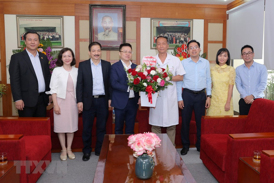 值此2·27越南医师节之际，越共中央委员、越通社副社长黎国明向越南中央血液学与输血医学院领导送花祝贺。图自越通社