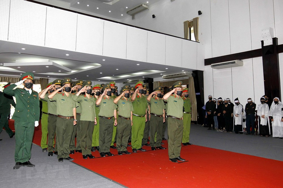 由越南公安部副部长阮文成上将为团长的越南公安部代表团前来吊唁。越通社记者文叠 摄