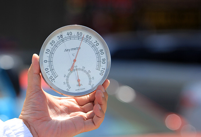  中午, 公路路面温度为55摄氏度。图片来源：越通社