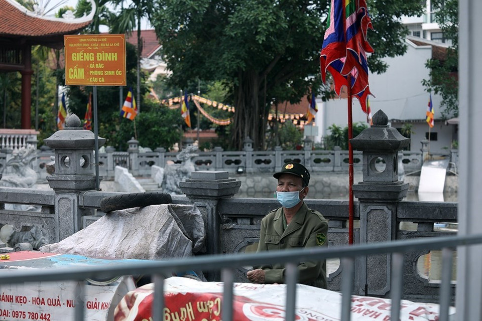 河东郡罗溪寺庙贴上关门通告。越通社记者范俊英 摄
