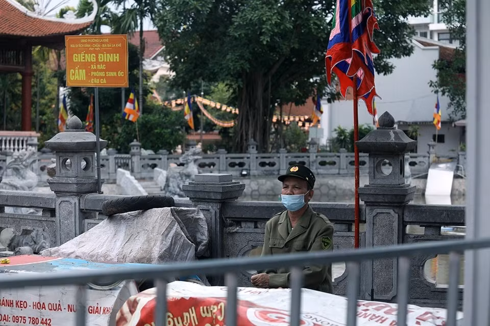 河东郡罗溪寺庙贴上关门通告。越通社记者范俊英 摄