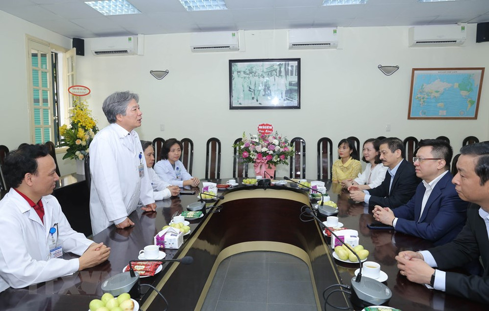 越德友谊医院院长陈平江教授、博士在见面会上发表讲话。图自越通社