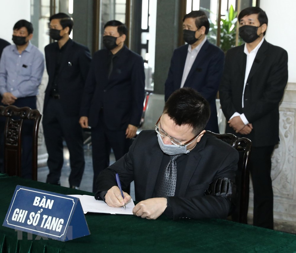 越共中央委员、越通社副社长黎国明在吊唁簿上留言，向原政府副总理张永仲家属表示哀悼。越通社记者文叠 摄