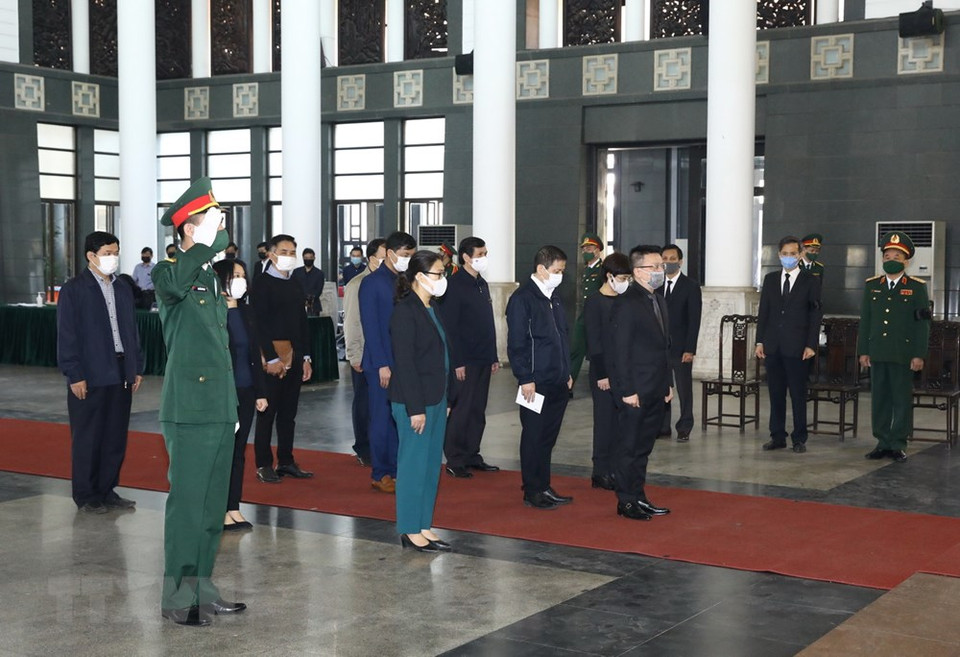 由越共中央委员、越通社副社长黎国明为团长的越通社代表团前来吊唁。越通社记者文叠 摄