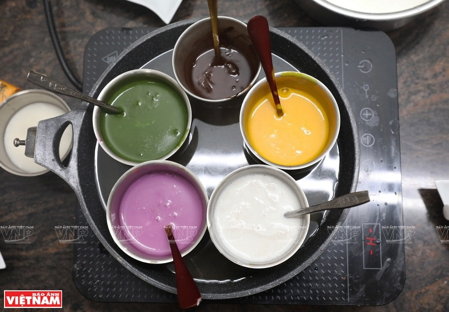 艺人使用多种蔬果来调配出3D果冻花朵的色彩。图自越南画报