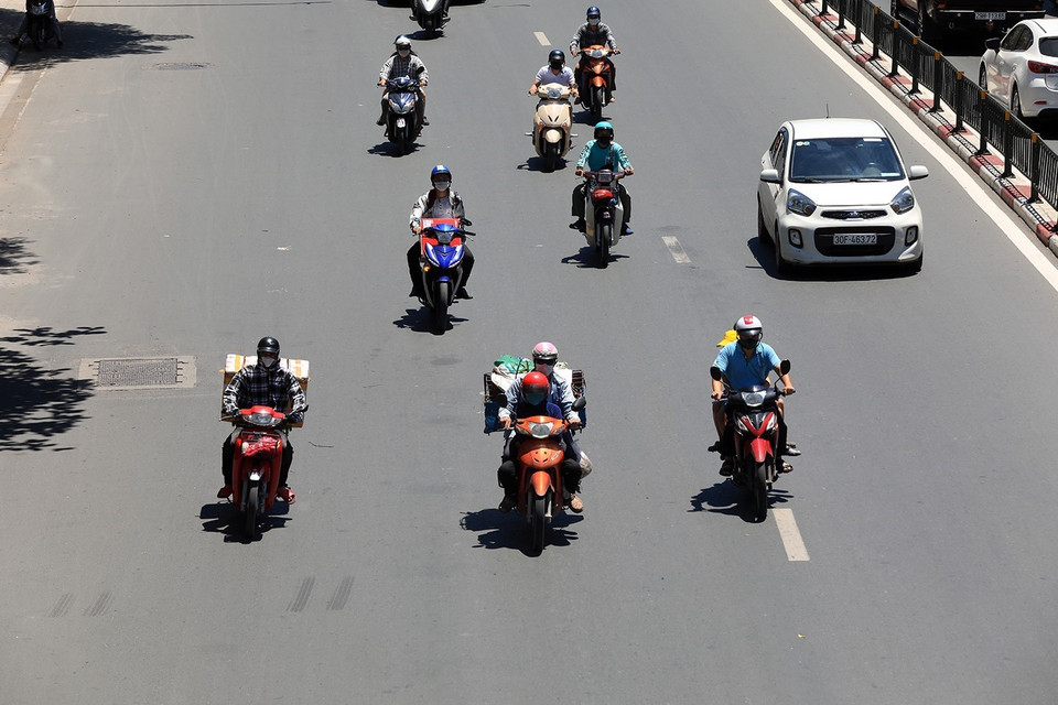 酷暑天气对道路交通参与者造成不利影响。图片来源：越通社