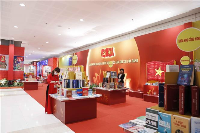 资料图书展展示了诸多好书和珍贵资料。图自越通社