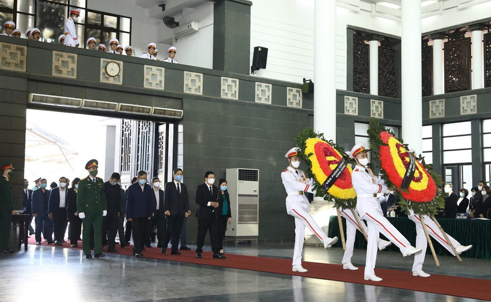 政府代表团前来吊唁原政府副总理张永仲。越通社记者文叠 摄